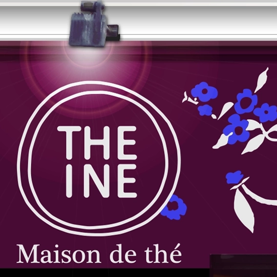 Décor floral peint à la main.